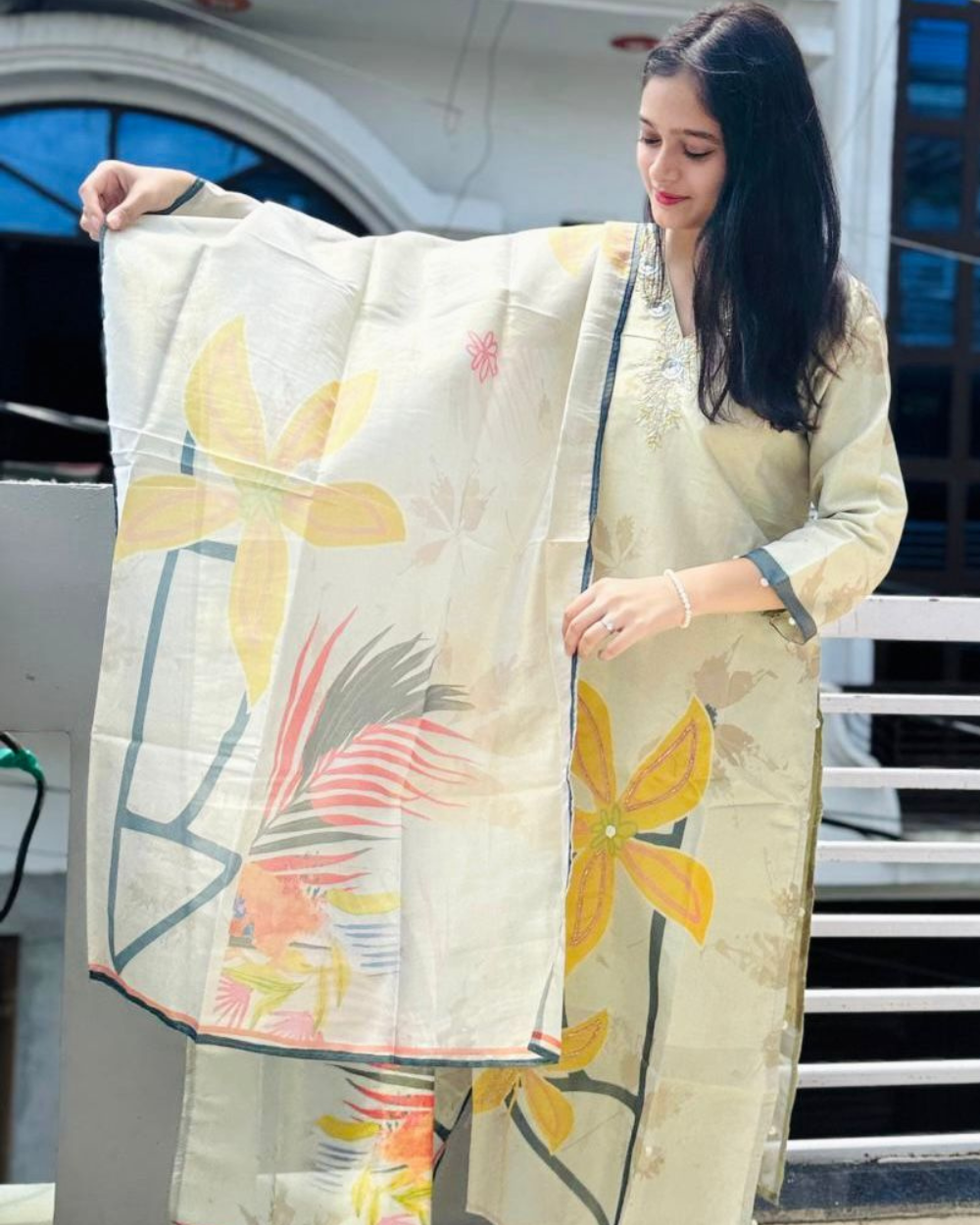 TANRAAYA Floral Print Kurta set with embroidered V-neck - Image 4